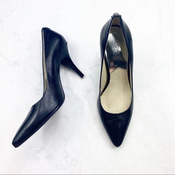 [MK] Classic Black Leather Pumps - Picture 1 of 6